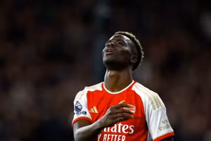 Arsenal yêu cầu trọng tài làm 'điều đặc biệt' với Saka 