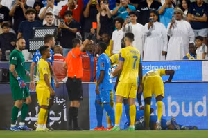 Ronaldo ‘thúc cùi chỏ’ cầu thủ đối phương, đòi đánh cả trọng tài 