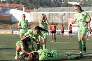 Huỳnh Như thi đấu năng nổ, Lank FC thoát hiểm khó tin 