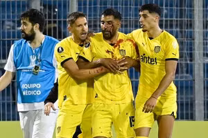 Đang thi đấu trên sân, cầu thủ bị ném đá ngất xỉu 