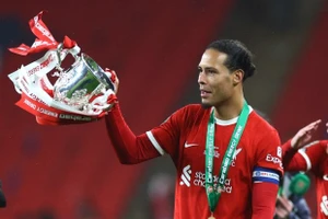 Van Dijk đáp trả 'gắt' sau khi giúp Liverpool vô địch Cúp Liên đoàn