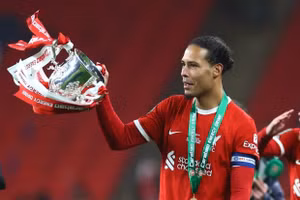 Van Dijk đáp trả 'gắt' sau khi giúp Liverpool vô địch Cúp Liên đoàn