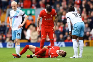 Liverpool ‘dâng’ chức vô địch Ngoại hạng Anh cho Man City