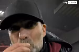 HLV Liverpool rơi nhẫn cưới trong trận đánh bại Newcastle 