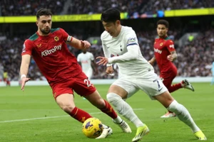 Tottenham văng khỏi top 4, Liverpool xây chắc ngôi đầu 