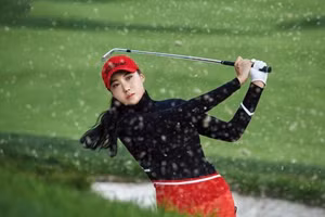 Nữ golf thủ Hàn Quốc khoe đường cong đẹp như người mẫu