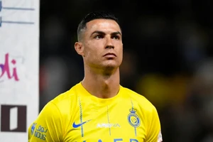 Ronaldo hưởng lương cao nhất bóng đá, bỏ xa Messi