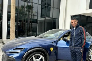 Cristiano Ronaldo khoe chiếc Ferrari Purosangue 