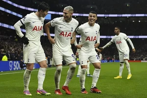 Tottenham tưng bừng chào năm mới, giao thừa buồn cho Arsenal 