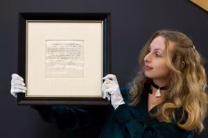 Bản hợp đồng đầu tiên của Messi được trả giá 7 tỷ