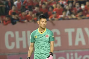 Thủ môn tuyển Việt Nam mất trí nhớ tạm thời sau va chạm kinh hoàng