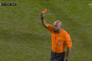 HLV bóng đá Anh lĩnh thẻ đỏ ‘kỳ lạ chưa từng thấy’