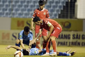 Cứu đồng đội cắn lưỡi, cầu thủ Đà Nẵng nhận ‘mưa’ lời khen 