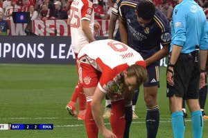 Bellingham hành động ‘khó hiểu’ với đàn anh Kane 