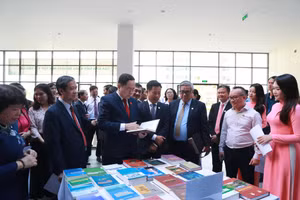 Phó Chủ tịch Quốc hội Trần Thanh Mẫn và Bộ trưởng Bộ GD&ĐT Nguyễn Kim Sơn thăm và làm việc tại ĐHQGHN. 