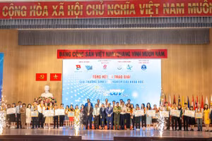 Ban tổ chức trao giải cho các nhóm sinh viên của HUFI.