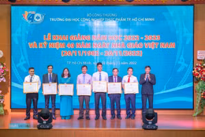 PGS.TS Nguyễn Xuân Hoàn (bìa phải), Hiệu trưởng HUFI trao bằng khen của Bộ cho các giảng viên có thành tích xuất sắc trong công tác.
