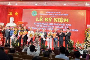 Ban giám hiệu Trường ĐH Nông Lâm TPHCM tặng hoa tri ân những thầy cô giáo nguyên là Hiệu trưởng, Phó hiệu trưởng các thời kỳ của trường. 