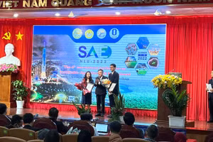 Đại diện Trường ĐH Nông Lâm TPHCM tặng hoa cho các đại biểu quốc tế. 