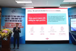 Một diễn giả trình bày nghiên cứu tại hội thảo.