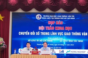 Ban chủ tọa hội thảo chuyển đổi số trong lĩnh vực giao thông vận tải.