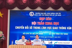 Ban chủ tọa hội thảo chuyển đổi số trong lĩnh vực giao thông vận tải.