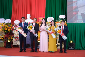 Các nhà giáo tiêu biểu nhận hoa chúc mừng từ Phó chủ tịch UBND tỉnh Đắk Nông.