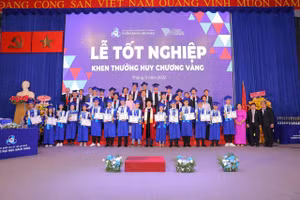 Các sinh viên nhận bằng tốt nghiệp.