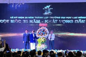 Lãnh đạo tỉnh Đồng Nai tặng hoa chúc mừng Trường ĐH Lạc Hồng. 