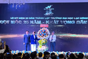 Lãnh đạo tỉnh Đồng Nai tặng hoa chúc mừng Trường ĐH Lạc Hồng. 