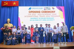 Các tân sinh viên chương trình liên kết Cử nhân Nghề nghiệp Thương mại quốc tế tại lễ khai giảng.