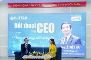 Ông Lê Viết Hải - Chủ tịch HĐQT Tập đoàn xây dựng Hòa Bình tại buổi đối thoại với sinh viên.