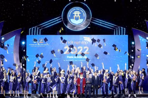 Các tân cử nhân, kỹ sư Trường ĐH Văn Hiến trong ngày vui tốt nghiệp.