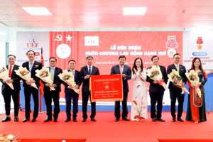 Trường Đại học Kinh tế - Tài chính TPHCM đón nhận cờ thi đua của UBND TPHCM.