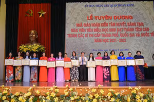 Lễ tuyên dương nhà giáo Hoàn Kiếm tâm huyết, sáng tạo, giáo viên tiêu biểu, học sinh đạt thành tích cao.