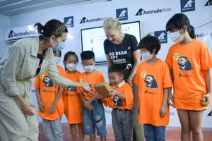 Những bạn nhỏ hào hứng tham gia trả lời những câu hỏi về gấu và nhận được những phần quà hấp dẫn.