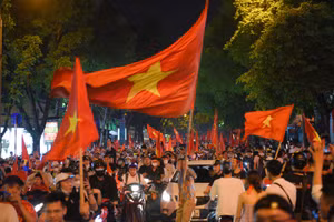 Hàng ngàn cổ động viên đổ ra những tuyến phố để ăn mừng chiến thắng của đội tuyển U23 Việt Nam.