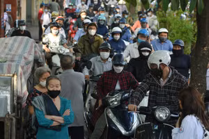 Đường phố Hà Nội ùn tắc trong sáng ngày đầu tiên đi làm trở lại sau kỳ nghỉ lễ 30/4-1/5.