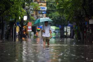 Mưa lớn đã khiến nhiều tuyến phố Hà Nội biến thành sông.