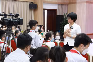 Học sinh tự tin cùng chia sẻ trong toạ đàm.