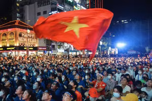 Hàng nghìn cổ động viên tiếp sức cho đội tuyển Việt Nam qua màn hình.
