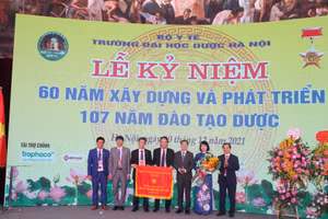 Đón nhận Cờ thi đua của Thủ tướng Chính phủ trao tặng cho nhà trường.