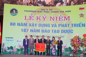 Đón nhận Cờ thi đua của Thủ tướng Chính phủ trao tặng cho nhà trường.