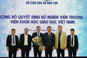 Thứ trưởng Nguyễn Văn Phúc tặng hoa chúc mừng Viện trưởng Lê Anh Vinh