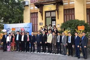 Thứ trưởng Nguyễn Văn Phúc và các lãnh đạo Viện KHGD Việt Nam tại lễ kỷ niệm