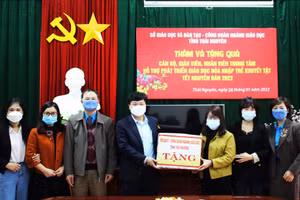 Lãnh đạo Sở Giáo dục và Đào tạo và Công đoàn ngành Giáo dục tỉnh Thái Nguyên tặng quà cho Trung tâm Hỗ trợ phát triển giáo dục hòa nhập trẻ khuyết tật tỉnh