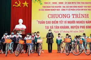 Bí thư Tỉnh ủy Thái Nguyên Nguyễn Thanh Hải tặng xe đạp cho học sinh có hoàn cảnh đặc biệt khó khăn của 2 trường Tiểu học và THCS Tân Khánh (Phú Bình)