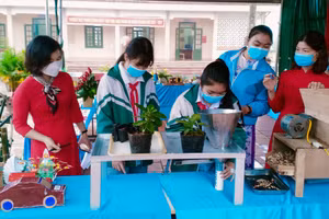 Cô trò trường THCS Trung Lương (Định Hóa, Thái Nguyên) với cuộc thi Sáng tạo trẻ của nhà trường.