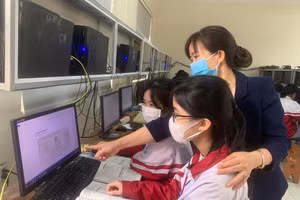 Cô và trò Trường THPT Sông Công (Thái Nguyên).