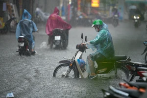 Nhiều tuyến phố ở Hà Nội ngập sâu sau mưa lớn